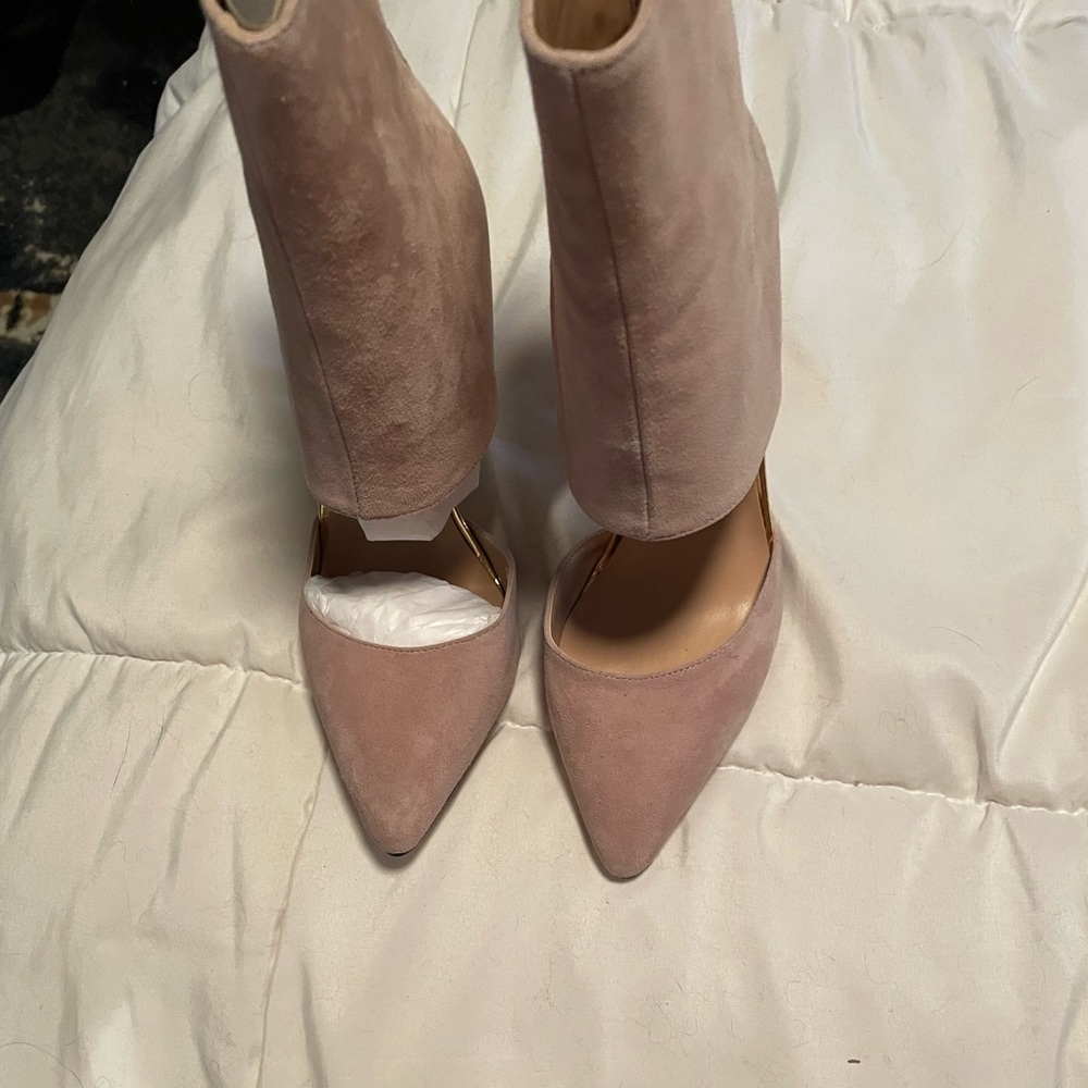 Lovely cut out booties by Things II Come. Size 5.5. Pink.